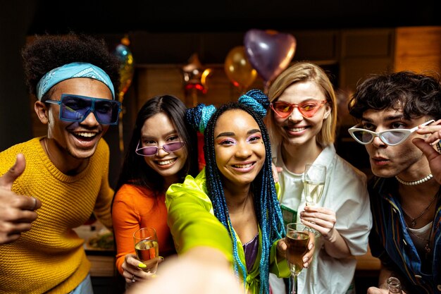 Foto grupo de amigos fazendo festa em casa na noite de ano novo