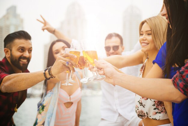 Foto grupo de amigos fazendo festa em um iate