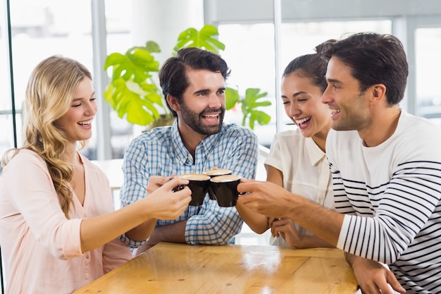 Grupo de amigos felizes, brindando a xícara de café