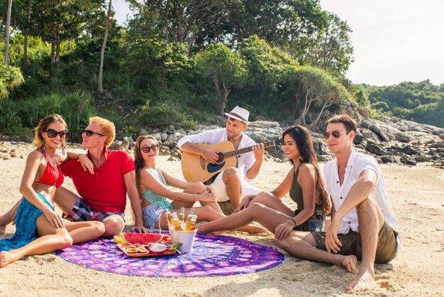 Grupo de amigos felizes em uma ilha tropical