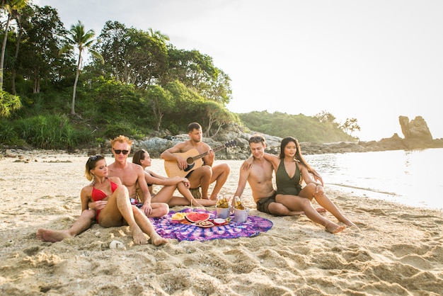 Grupo de amigos felizes em uma ilha tropical