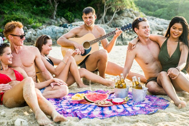 Grupo de amigos felizes em uma ilha tropical