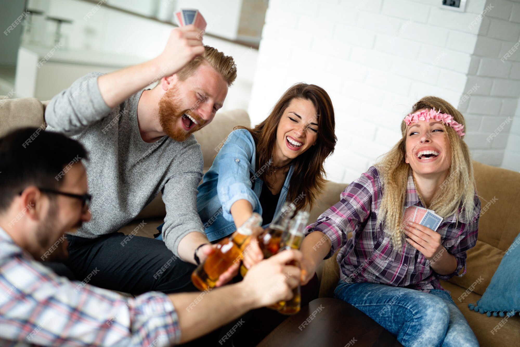 Amigos Jogando Cartas Sentadas Em Uma Mesa, Jovens Se Divertindo Juntos Em  Casa Ou Café. Pessoas Felizes Estão Descansando, Bebendo Bebidas Com Doces  E Jogando Um Jogo De Tabuleiro. Jogos De Família