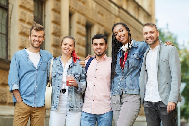 Grupo de amigos felizes na cidade