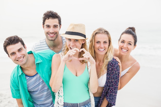 Grupo de amigos felizes na praia