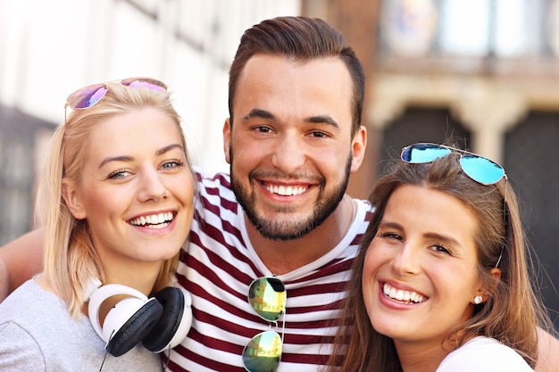 grupo de amigos felizes sorrindo para a câmera