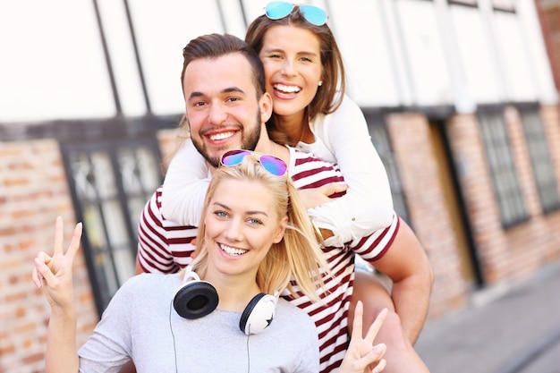 grupo de amigos felizes sorrindo para a câmera