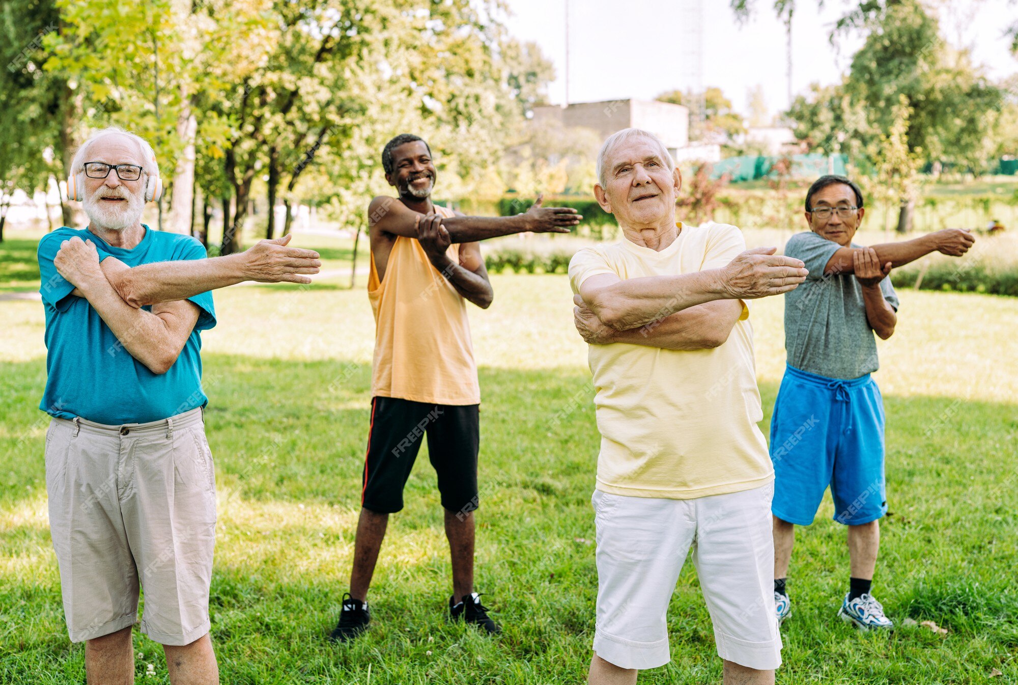 Grupo de amigos sênior jogando xadrez no parque. conceitos de estilo de  vida sobre antiguidade e terceira idade