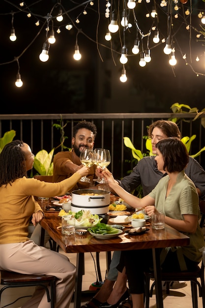 Foto grupo de amigos jantando fora