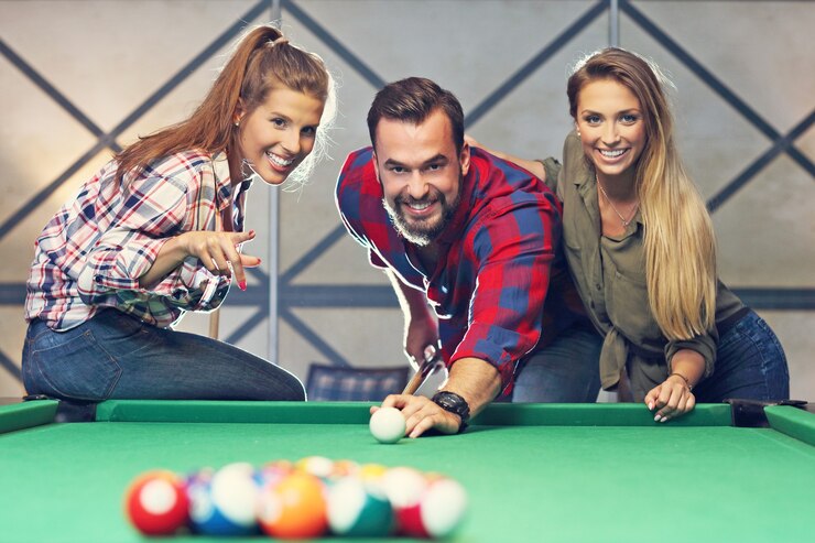 Foto grupo de amigos jogando bilhar