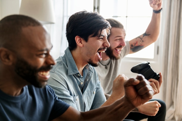 Grupo de amigos jogando jogo juntos