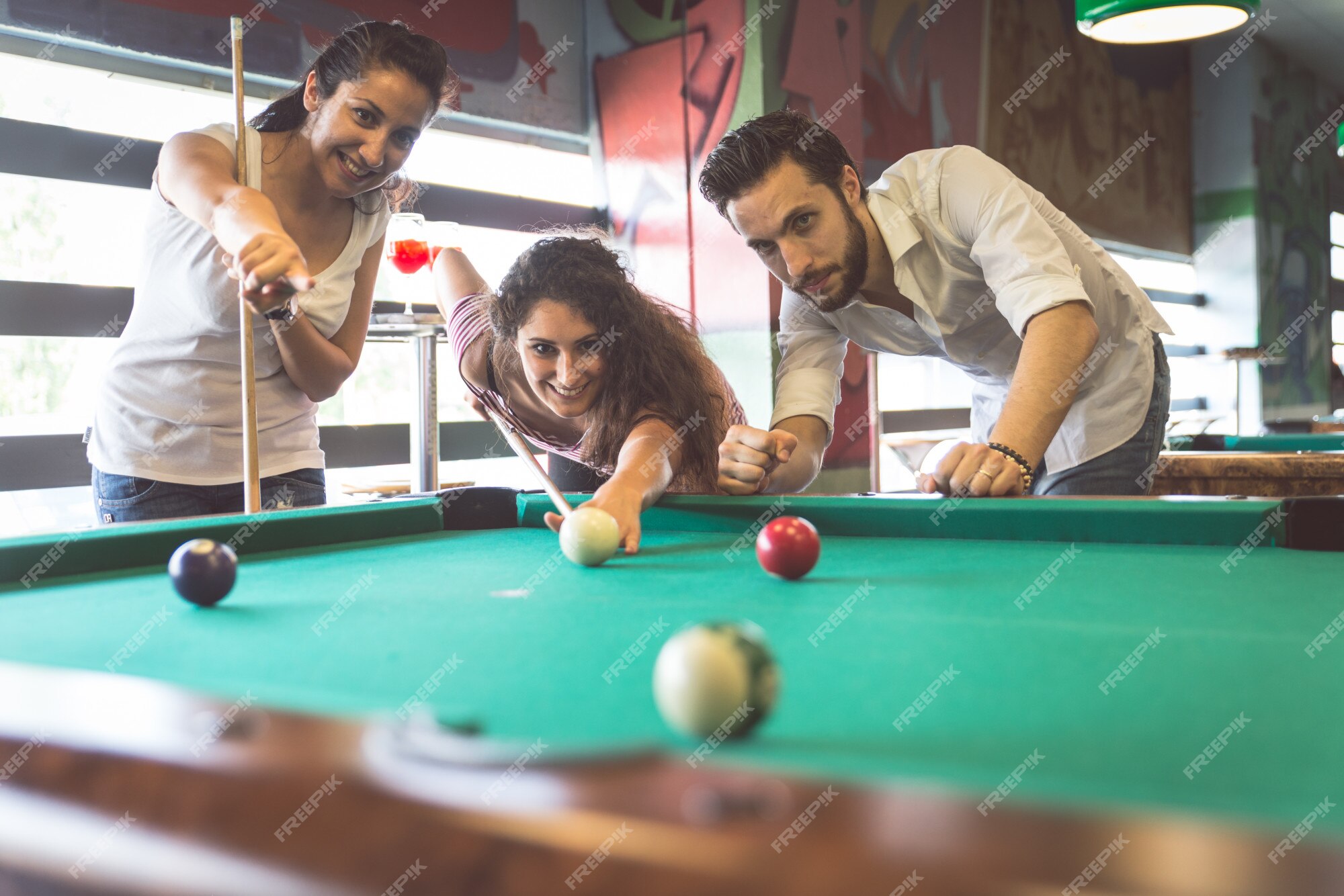 Foto de Jogos Amigos Jogar Sinuca Em Conjunto Desfrute De Uma Rodada De  Bebidas e mais fotos de stock de 20 Anos - iStock