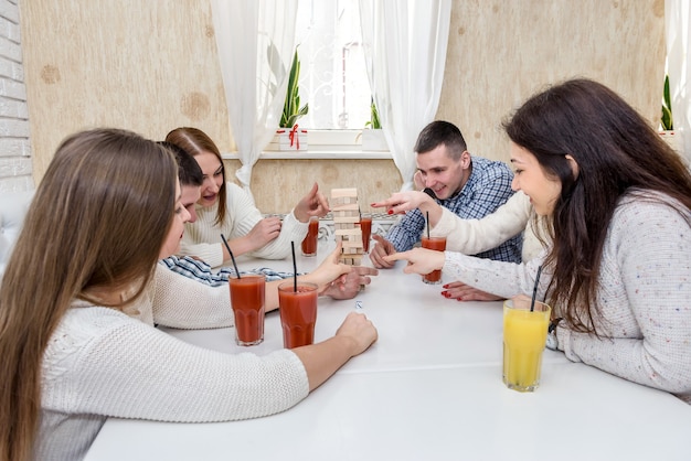 Grupo de amigos jogando torre em um café