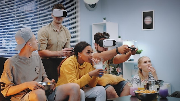 Foto grupo de amigos jogando videogame em casa