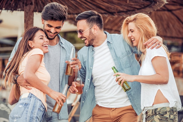 Grupo de amigos juntos na praia se divertindo