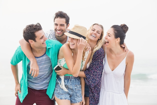 Grupo de amigos juntos na praia