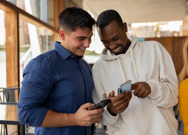 Grupo de amigos lendo mensagens de celular