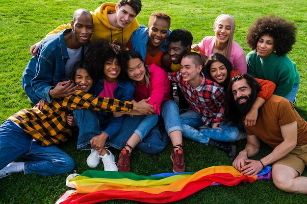 Grupo de amigos lutando a favor dos direitos sociais e luta de orgulho de casais do mesmo sexo Conceito Lgtbiq