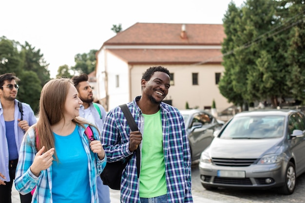 Grupo de amigos multiétnicas andando na cidade