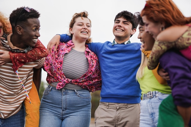 Grupo de amigos multiétnicos se divertindo juntos ao ar livre