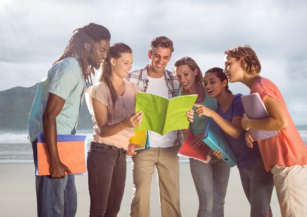 Grupo de amigos na praia com livros