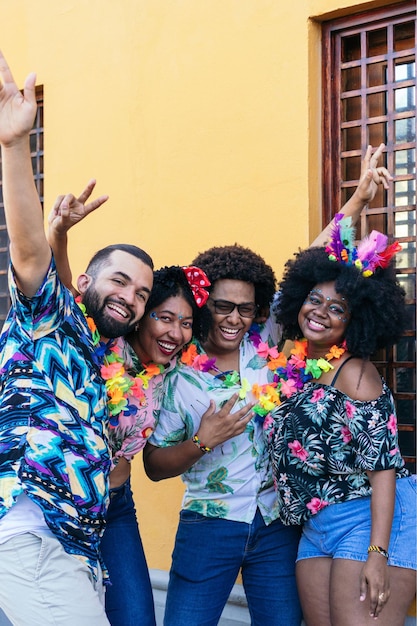 Grupo de amigos no carnaval de rua colombiano