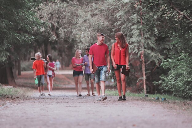 Foto grupo de amigos no parque caminhando e aproveitando o tempo todos juntos