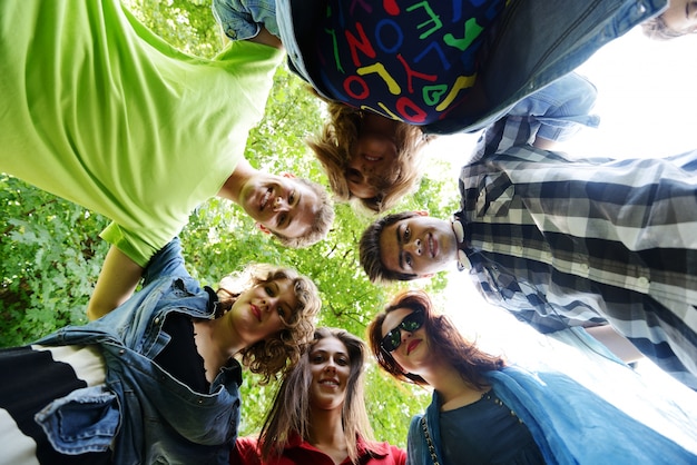 Foto grupo de amigos no parque