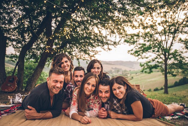 Foto grupo de amigos para fazer um piquenique e um churrasco