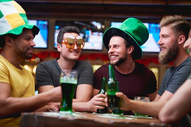 Grupo de amigos passando um tempo juntos no bar