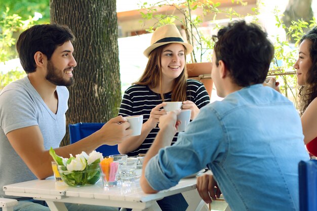 Grupo de amigos reunidos no café local.