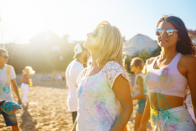 Grupo de amigos se diverte dançando no festival holi Comemorando o feriado da primavera indiana Amizade