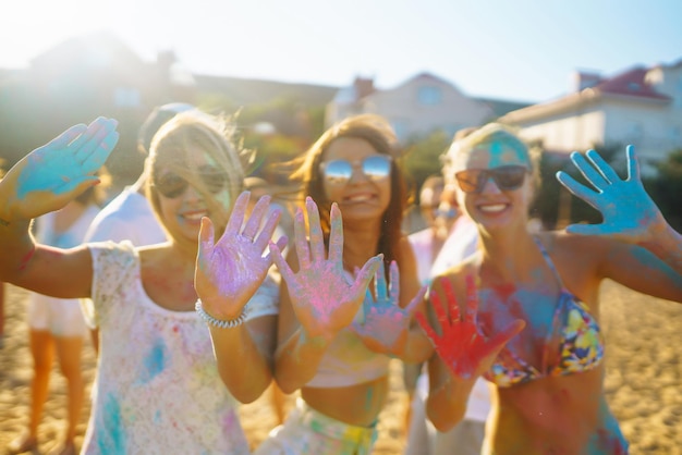 Grupo de amigos se diverte dançando no festival holi Comemorando o feriado tradicional da primavera indiana