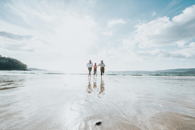 Grupo de amigos se divertindo, correndo juntos na praia de inverno.  multiétnico. todas as meninas do clube. três amigas rindo juntas - conceito  de amizade feminina. estilo de vida. fotografia freedom travel