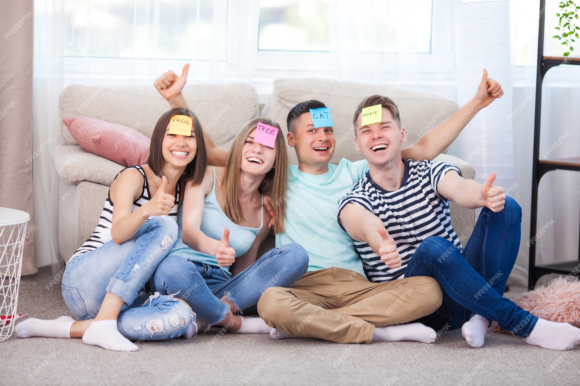 Grupo de amigos alegres se divertindo enquanto assiste a jogos