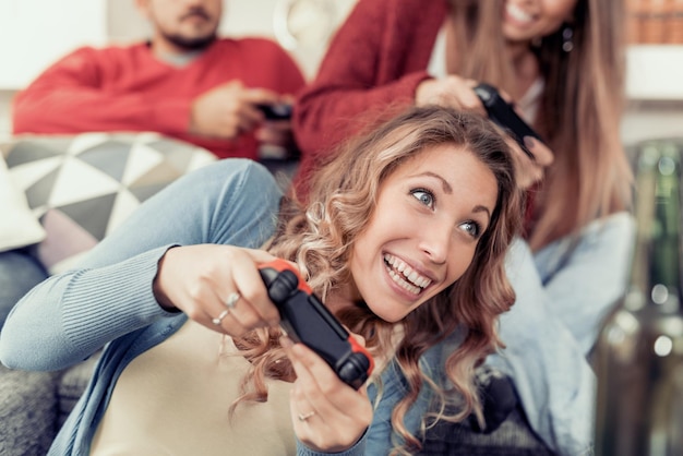 Grupo de amigos se divertindo em casa