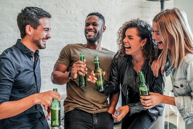 Grupo de amigos se divertindo enquanto bebem cerveja juntos. conceito de amigos.