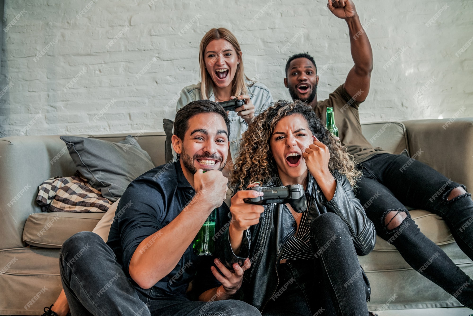 Grupo de amigos no sofá jogando videogame divertido e relaxando na sala de  estar de casa junto com o controlador de internet aplicativo de esportes  virtuais de jogos on-line e sofá jogadores