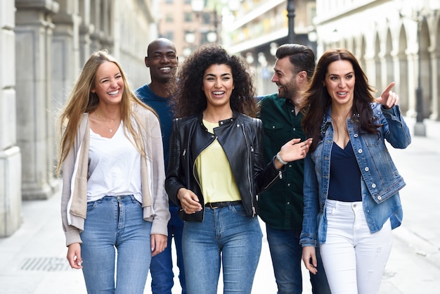 Grupo de amigos se divertindo juntos ao ar livre