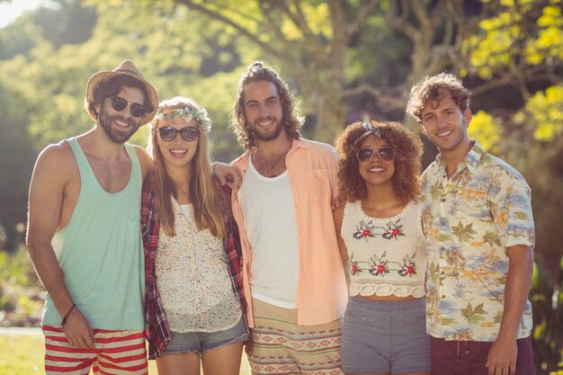 Foto grupo de amigos se divertindo juntos no parque