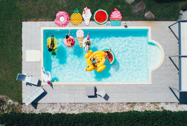 grupo de amigos se divertindo na piscina