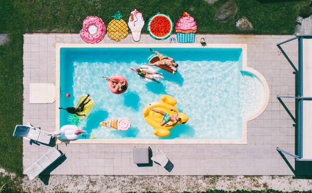 grupo de amigos se divertindo na piscina