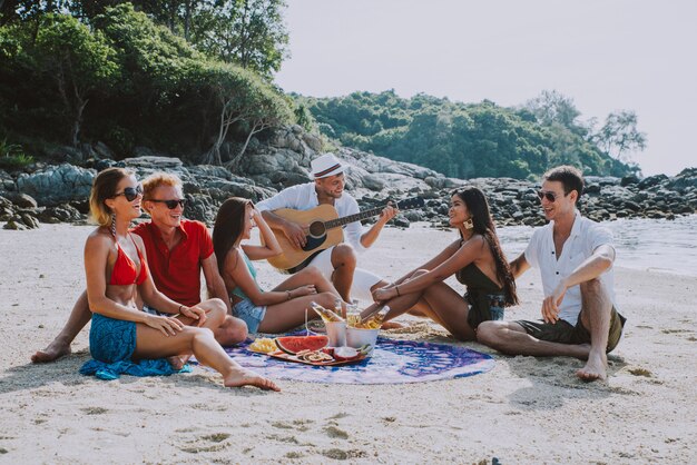 Grupo de amigos se divertindo na praia em uma ilha solitária