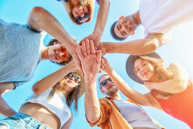 Grupo de amigos se divertindo na praia