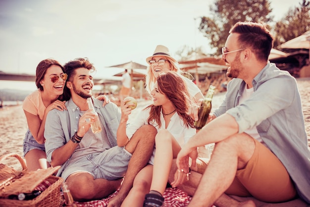 Grupo de amigos se divertindo na praia