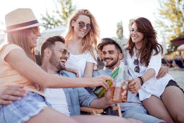 Foto grupo de amigos se divertindo na praia