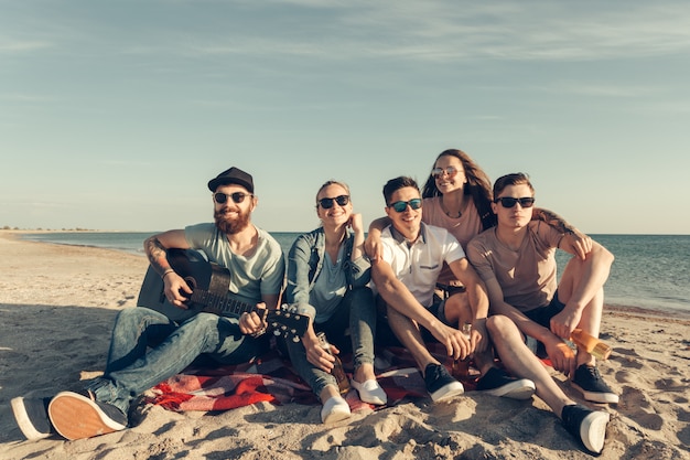 Grupo de amigos se divertindo na praia