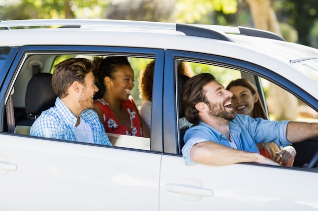 Foto grupo de amigos se divertindo no carro