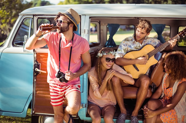 Grupo de amigos se divertindo no festival de música