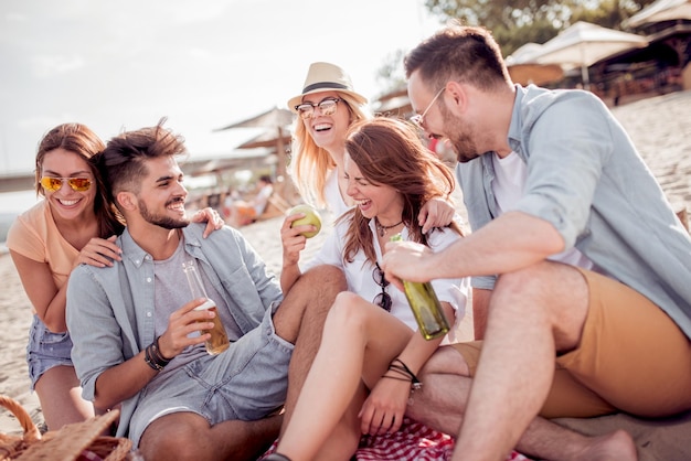 Grupo de amigos se divertindo relaxando na praia